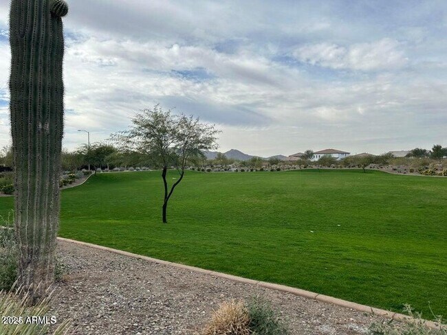 Building Photo - Gorgeous 4 bed 3.5 bath + Den with FULL SO...