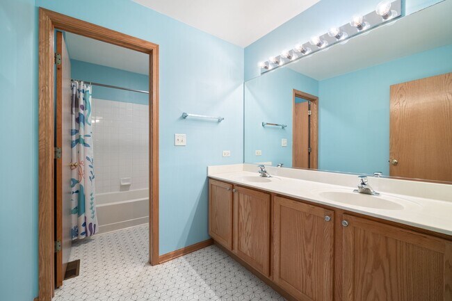 Building Photo - 2805 Overbeck Ln