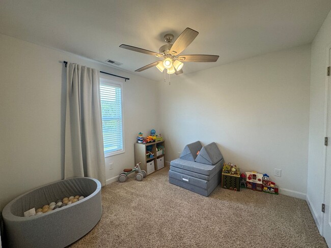 Building Photo - Beautiful home! Minutes to Surf City!