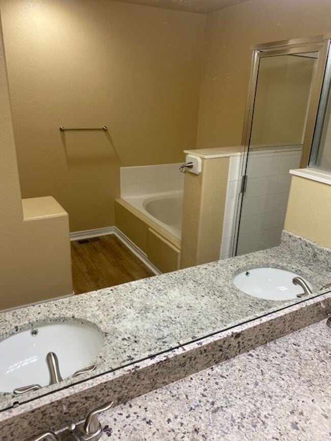 Building Photo - 3 bed 3 bath townhome - Ready 4/10/26