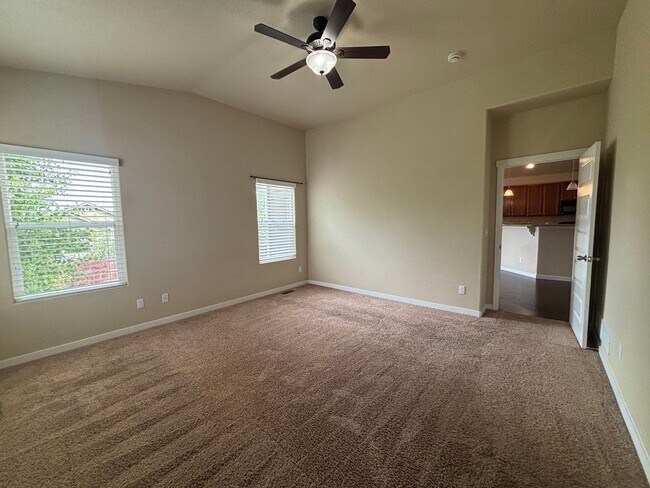 Building Photo - 5 Bedroom, 3 Bathroom Single-Family Home w...