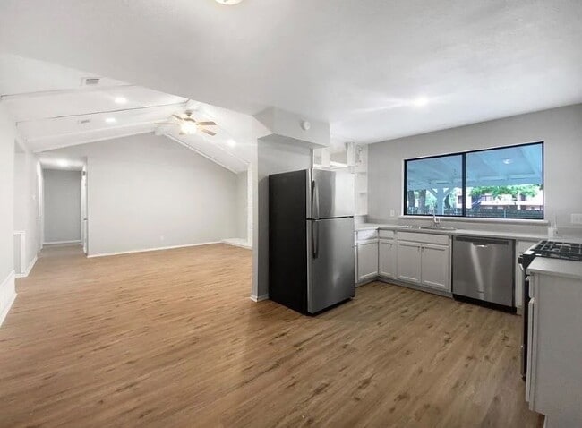 Building Photo - 911 Battle Bend Blvd