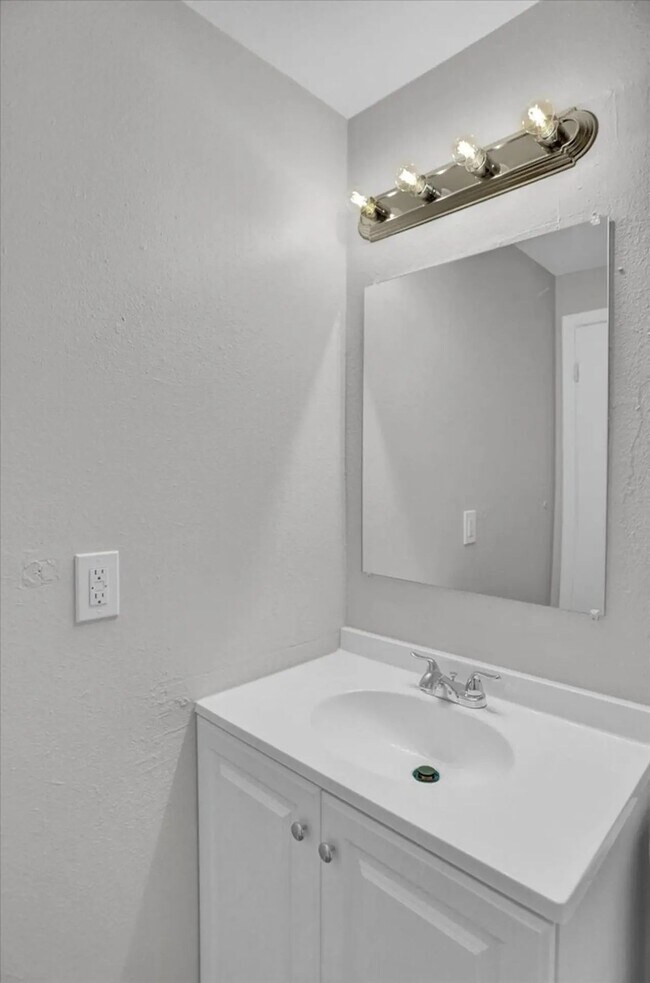 Building Photo - Beautiful 2 bed/1 bath unit for rent.