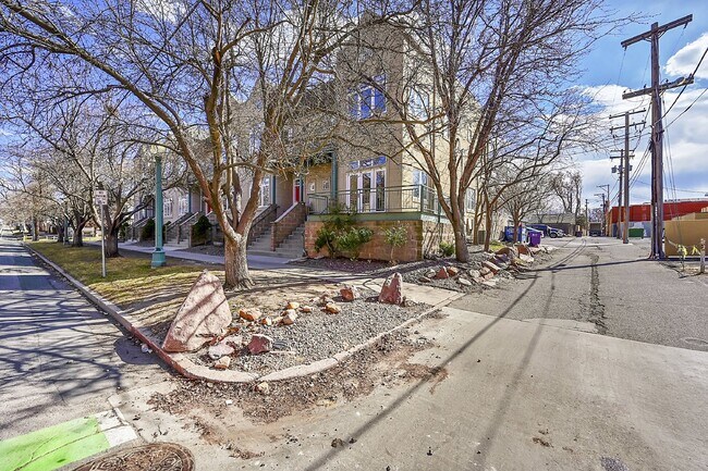 Building Photo - $3,150.00 - 2 Beds, 2.5 Baths, Apartment i...