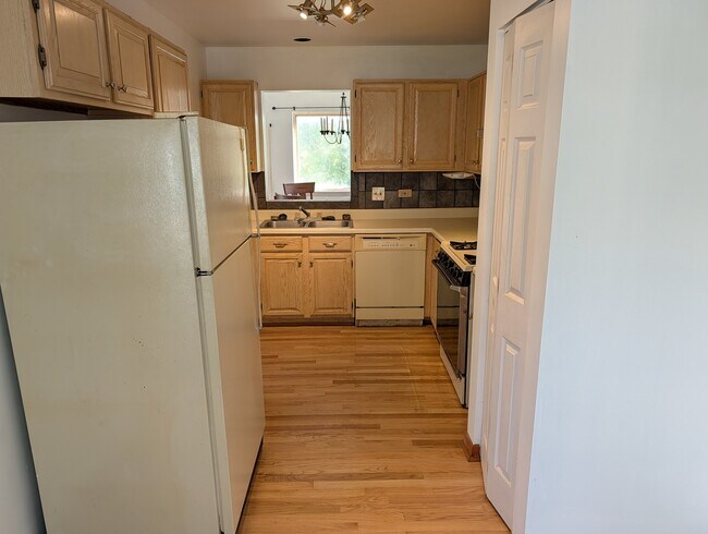 Building Photo - 843 E Princeton Cir