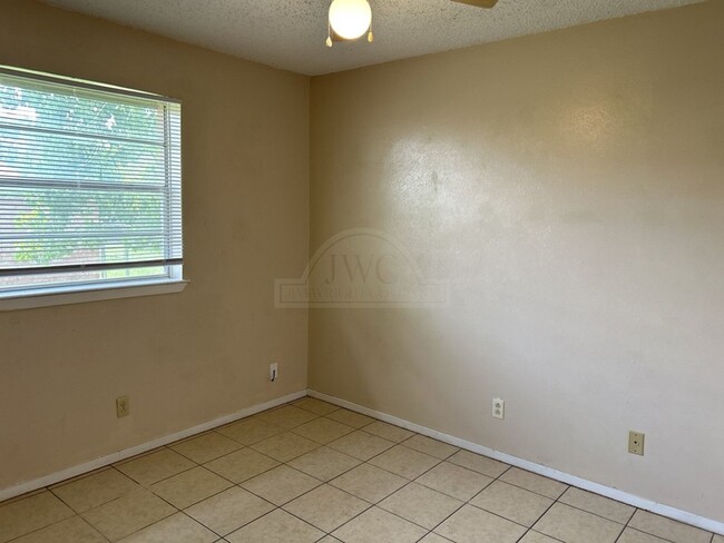 Building Photo - 2110 Hinkle Ave