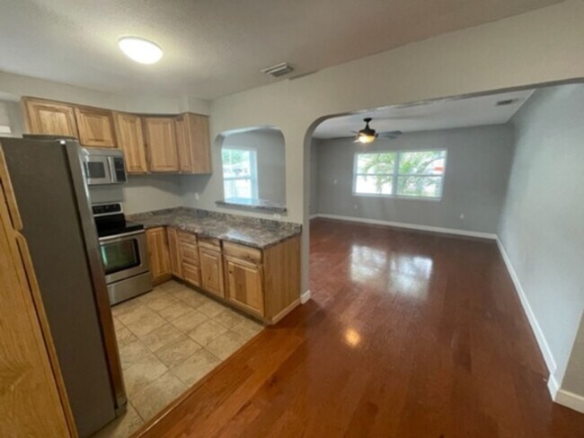 Building Photo - 2 BR/2 BA Beautifully Updated Home in Semi...