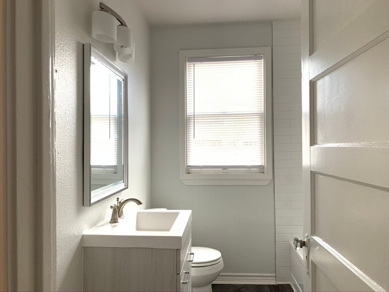 bathroom with tub/shower - 513 Eleanor Ave