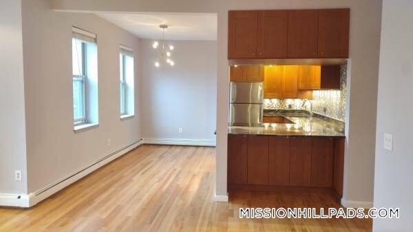 Building Photo - 390 Riverway