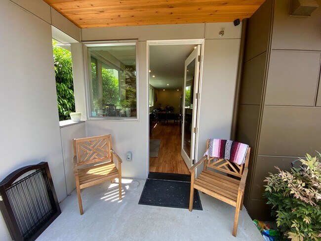 Building Photo - Sola 16