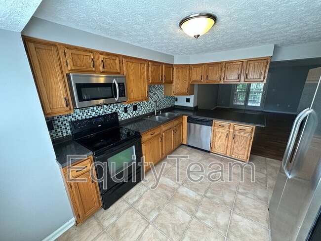 Building Photo - 753 Woodlyn Dr S