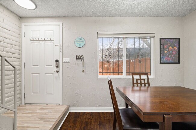 Building Photo - Great 2 bed 2 bath town house centrally lo...