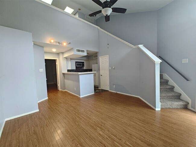 Building Photo - 10855 Meadowglen Ln