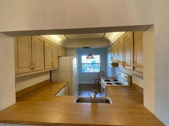 Building Photo - 7879 Willow Spring Dr