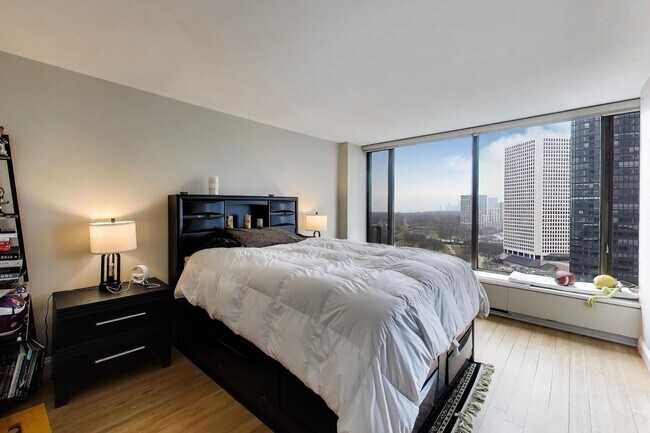 Building Photo - 5455 N Sheridan Rd