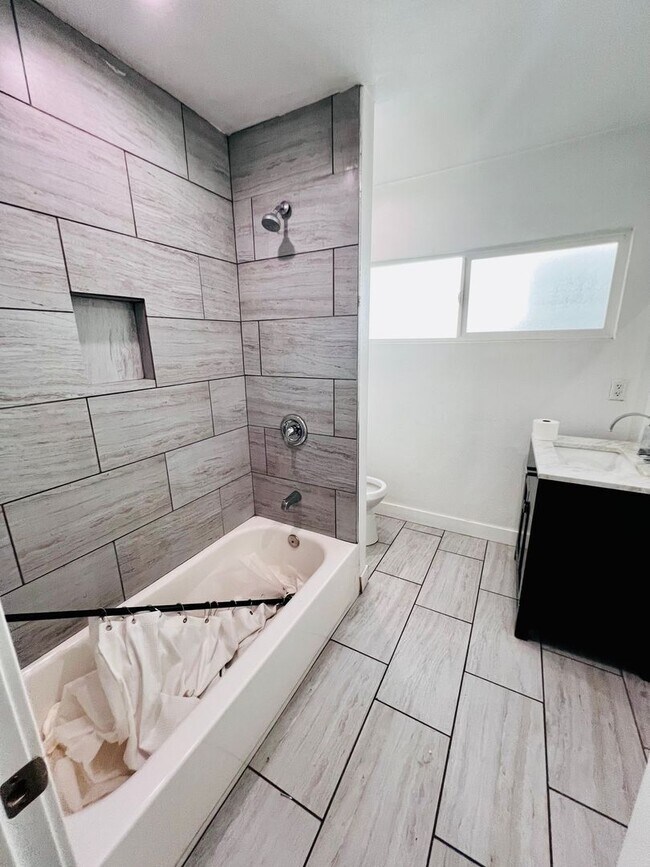 Building Photo - 3 bedroom 2 bath remodeled house with spac...