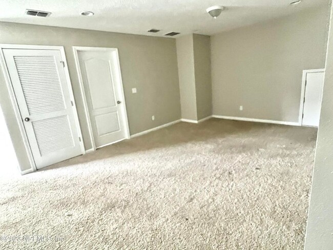 Building Photo - Large 4 bedroom home