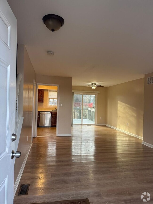 Building Photo - Recently Renovated 2 Bed 1 Bath Ready To M...