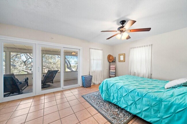 Building Photo - 2033 Lakeview Dr