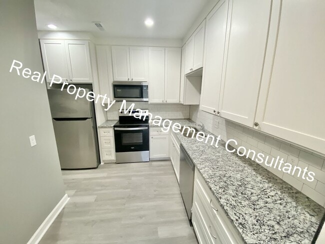 Building Photo - Renovated 3-Bedroom Home! Deposit Free Living Available via Obligo