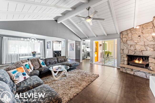 Building Photo - Exquisite 4 Bed 2.5 Bath Home in Orange!