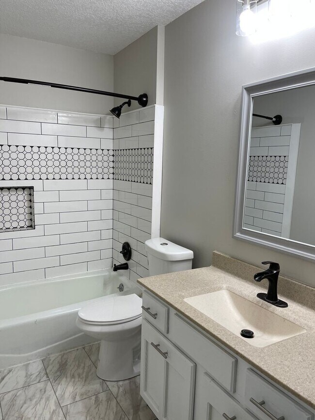 Building Photo - Beautiful, Updated 3Bed+Office/Den, 2Bath Twinhome in Plymouth- Available Now!