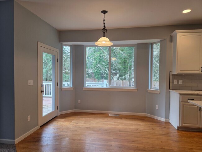 Building Photo - 4 Bedroom Home in Parkland Green!