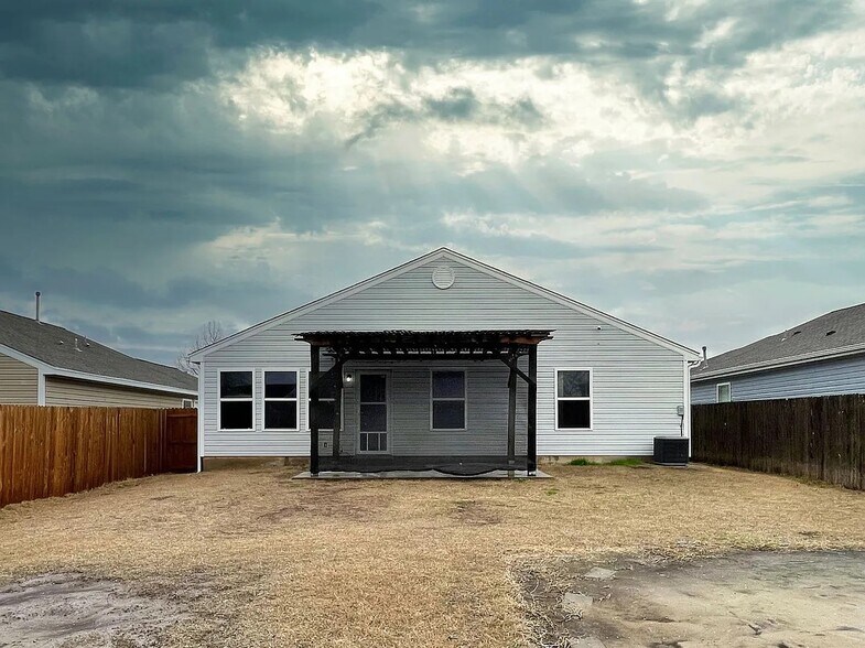 Building Photo - 15601 Acacia Rd