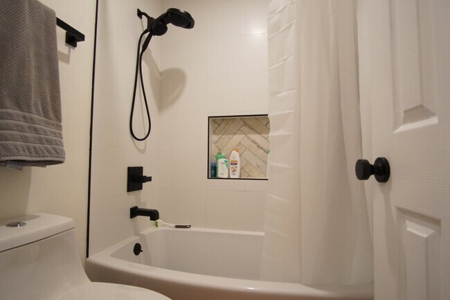 Building Photo - Modern 2-Bedroom Condo Across from the Bay...