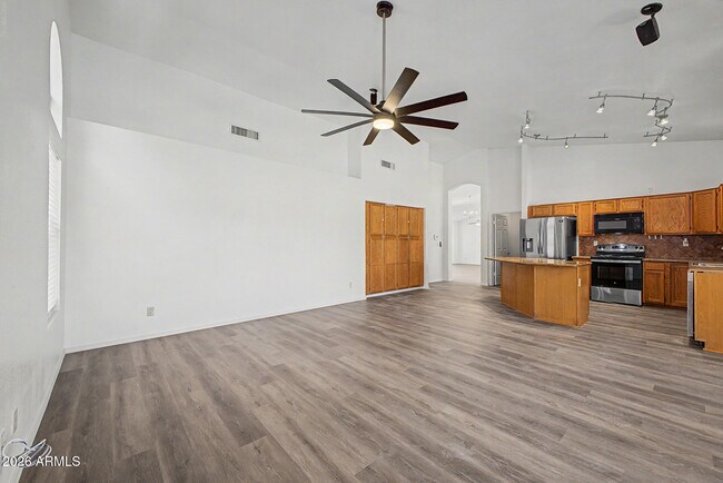 Building Photo - 3103 N Meadow Ln
