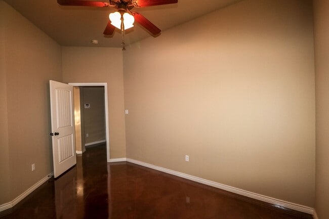 Building Photo - 4 Bedroom Single Family Home:  Move in Special: