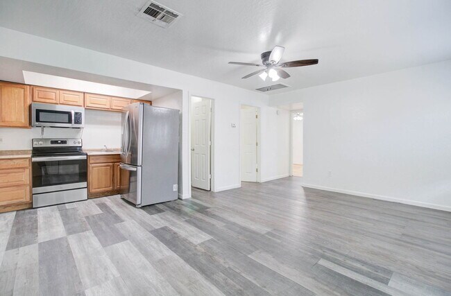 Building Photo - 1501 E Roosevelt St