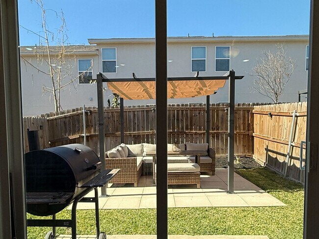 Building Photo - 9916 Kaspar Dr