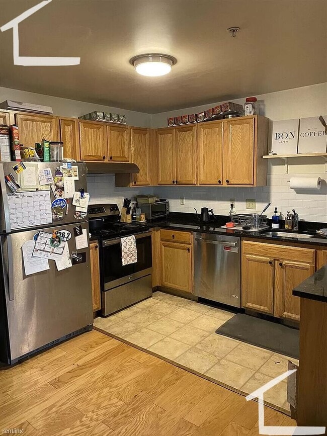 Building Photo - Modern Triplex Apartment with 1 Parking Included.  Conveniently Located.  NO FEE