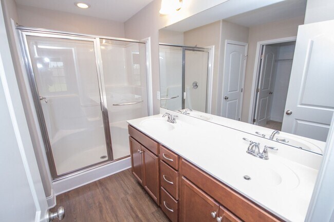 Building Photo - Spacious Full Brick in Athens City Limits!...