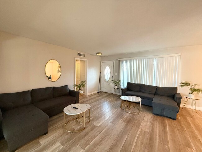 Building Photo - 3/BD 2/BA Home Near the Las Vegas Strip – ...