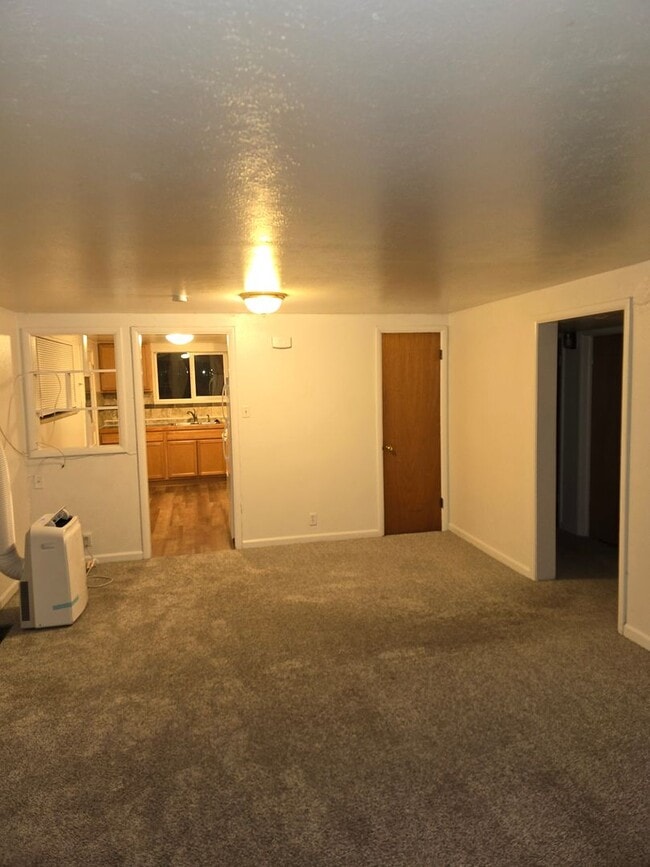 Building Photo - 2 Bed 1 Bath Garden Level Duplex