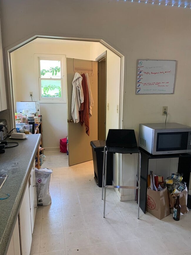 Building Photo - 5 bedroom 1 bath house - Near downtown!