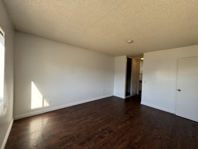 Building Photo - Spacious 3-Bed, 1-Bath Condo with Granite ...