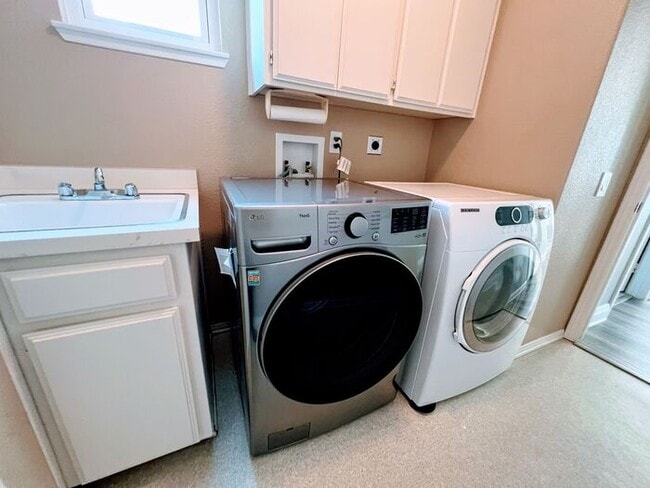 Building Photo - Breathtaking 3 Bed / 2.5 Bath Single Story...