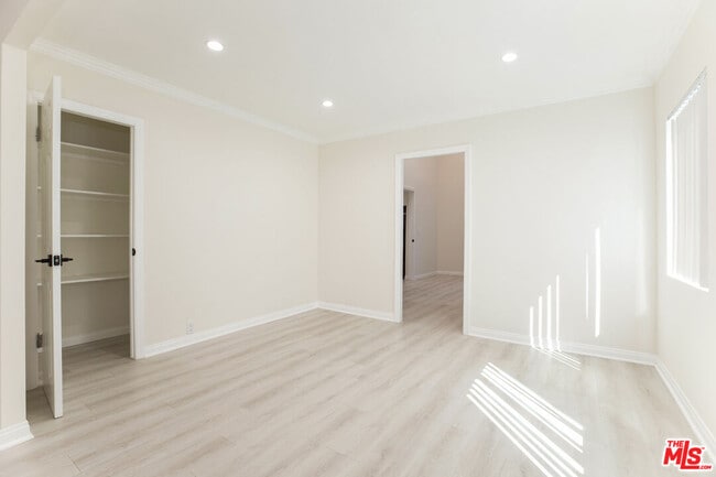 Building Photo - 1306 N Pass Ave