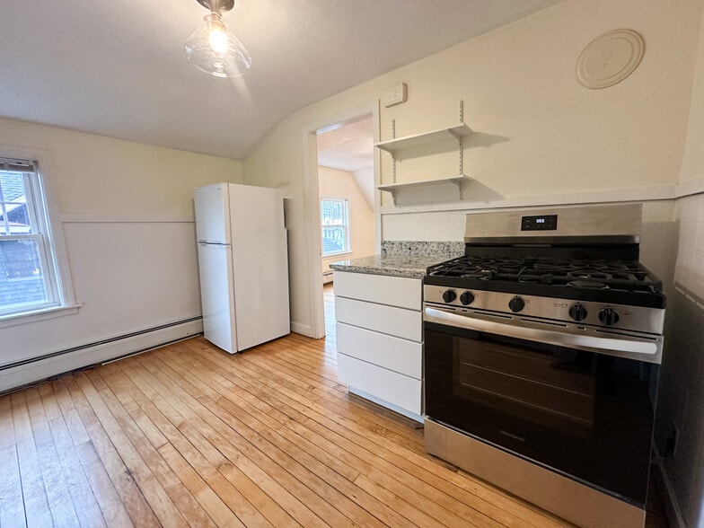 Building Photo - 171 crescent st