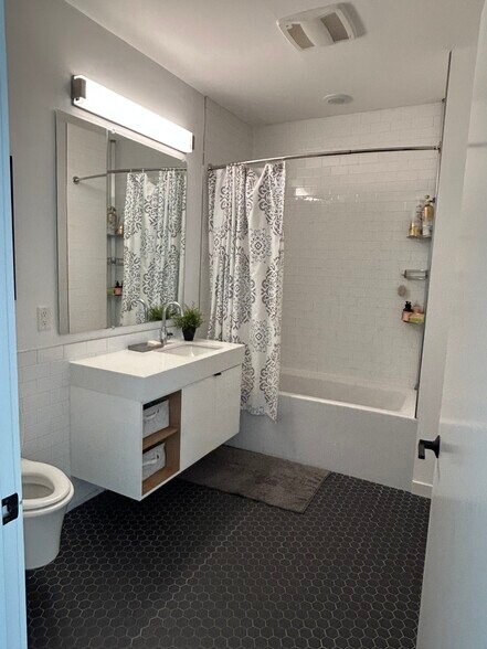 Very spacious bathroom - 57 N St NW