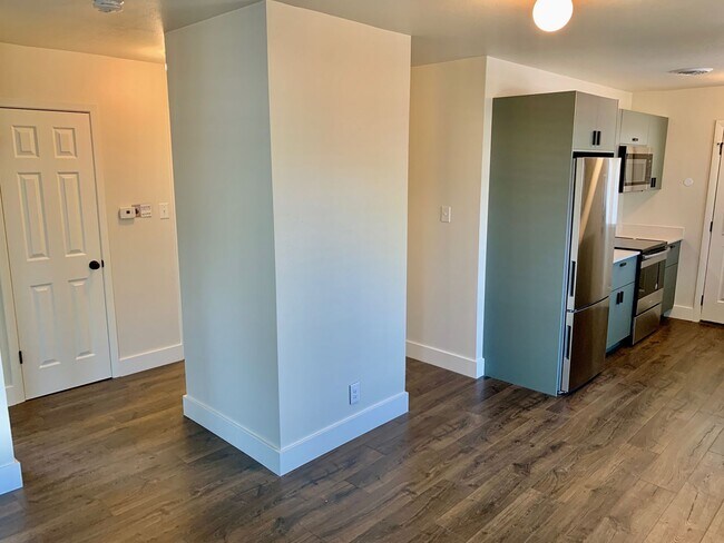 Building Photo - Remodeled & Stunning 2/1 Duplex in South A...