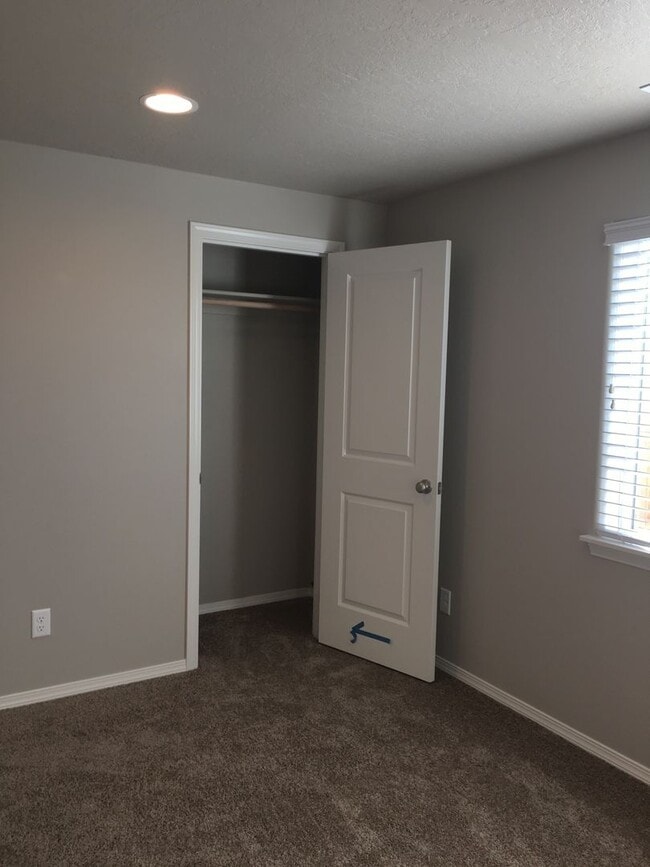 Building Photo - 3 Bedroom / 2 Bathroom Cottage in Redmond ...