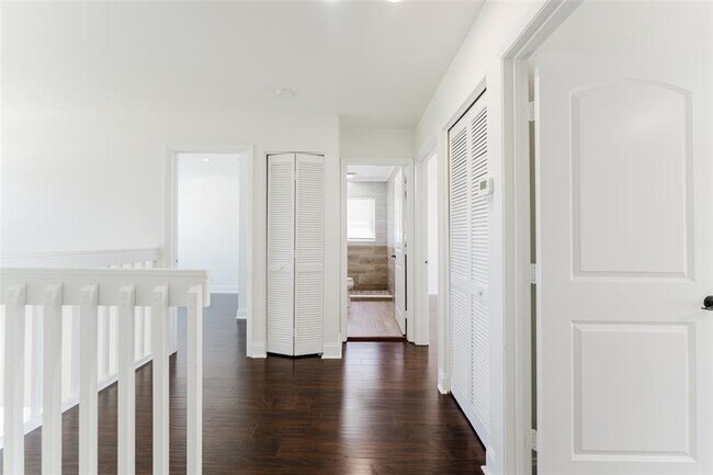 Building Photo - 10646 Lake Oak Way