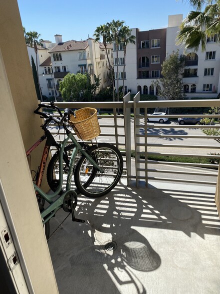 Building Photo - 5831 Seawalk Dr