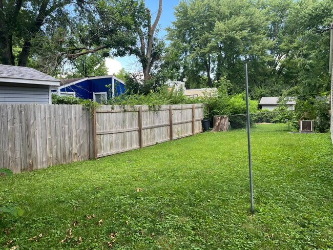 Building Photo - "Spacious 3 Bedroom/2 Bath Home in Florissant!"  Available for Move-In on 8/15/2026