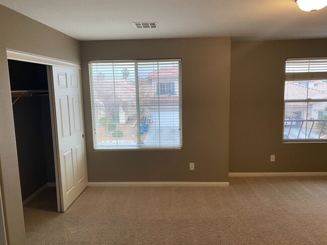 Building Photo - Gorgeous home close to Lake Sahara!