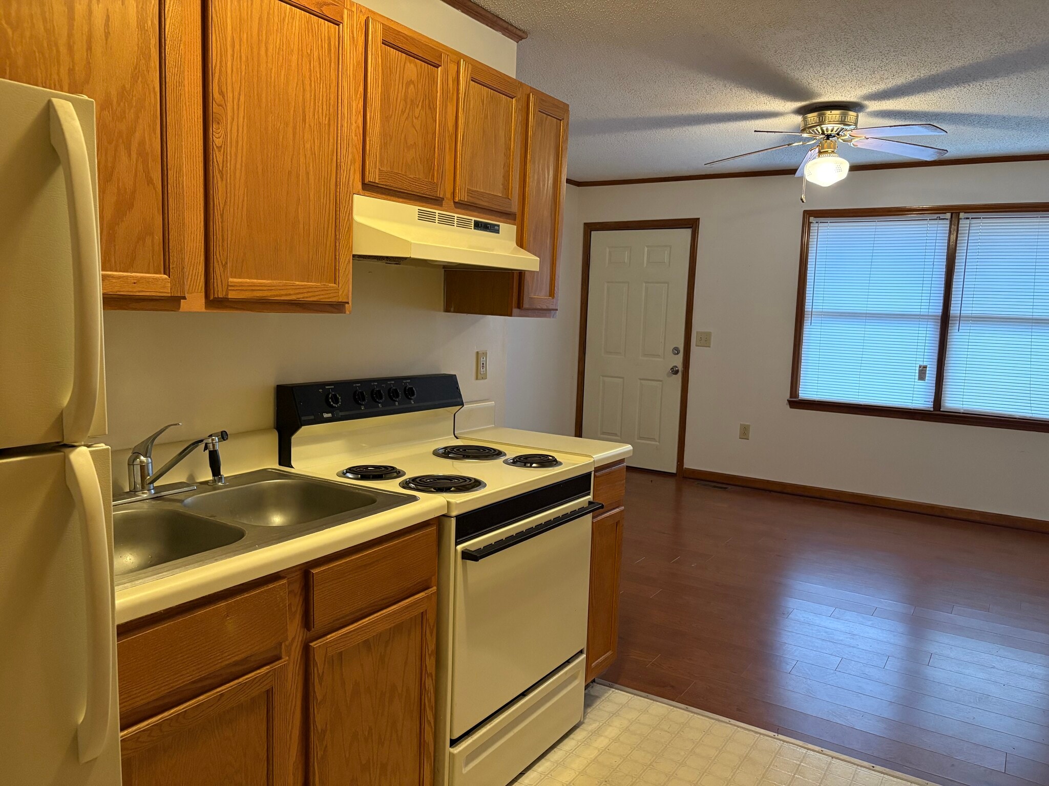 Building Photo - 812 E Maple St